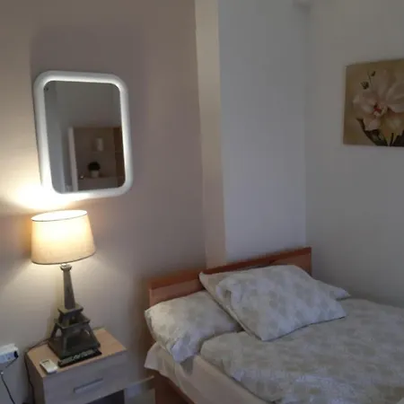 Mpoza Appartments * Patras